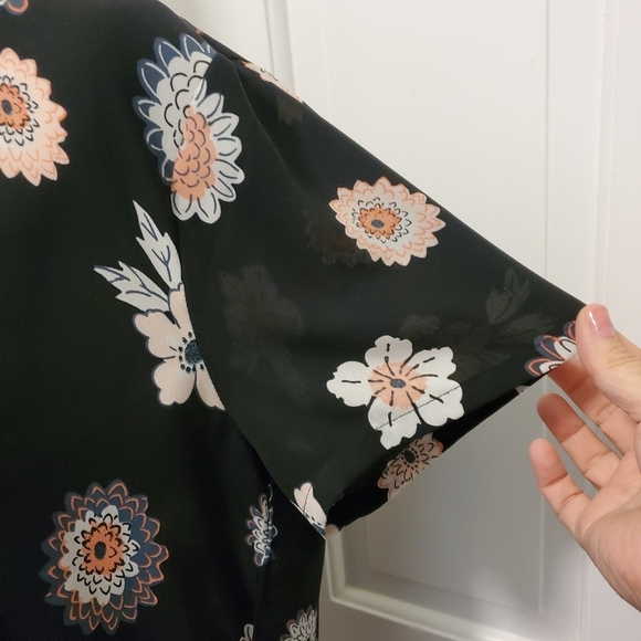 LOFT Black Floral Print S/S Blouse Size Large, Business Casual, Lightweight - Picture 2 of 8